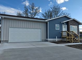 1525 Nagle Ln, Mitchell, SD 57301