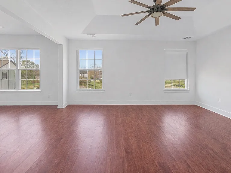 110 SE G Ct — Photo 14