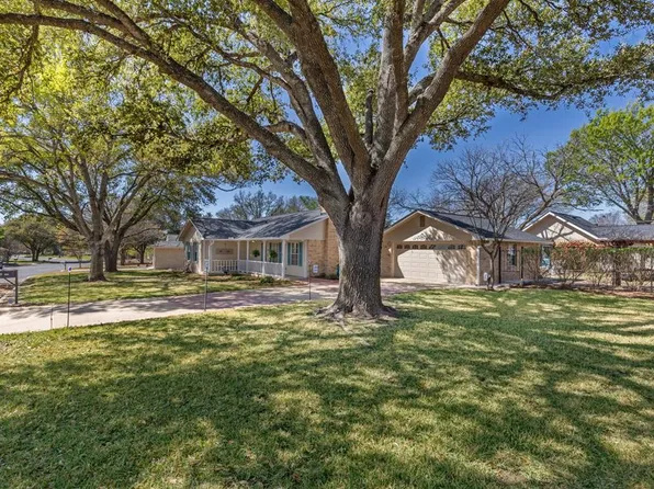 211 W Driftwood Dr, Fredericksburg, TX 78624