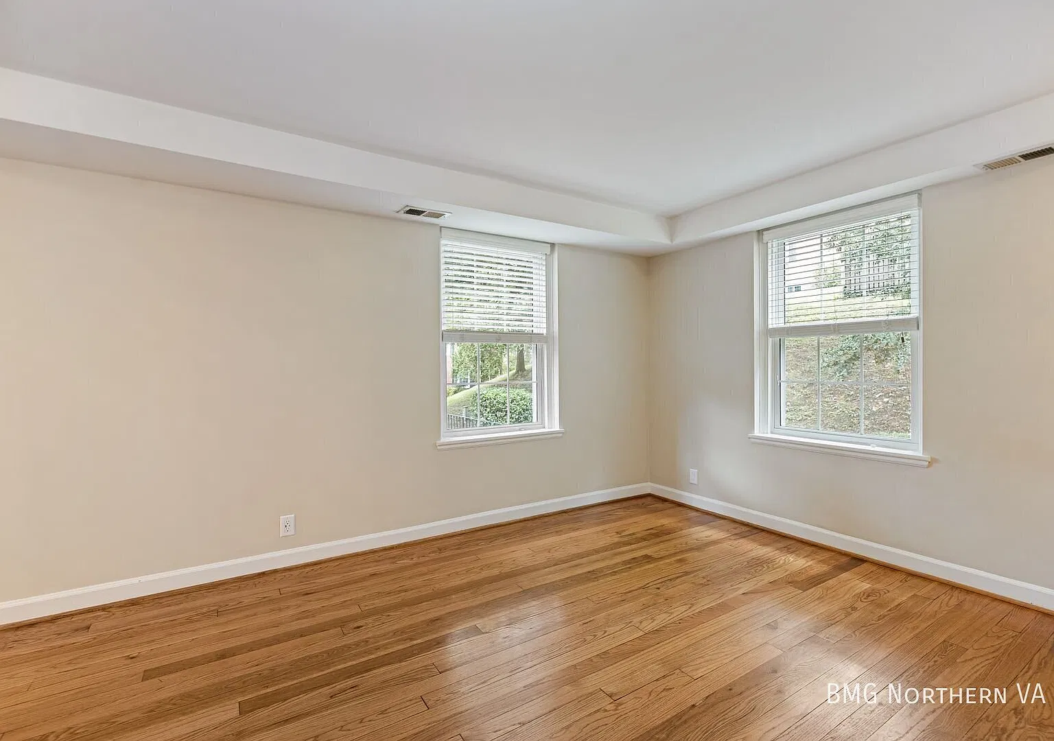 Beautiful 2 Level 2 Bedroom 1 Bathroom 'Georgetown' Model Townhome In Sought After Fairlington Vi... — Photo 3
