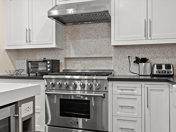5th image of 3013 Mary Helen Ln