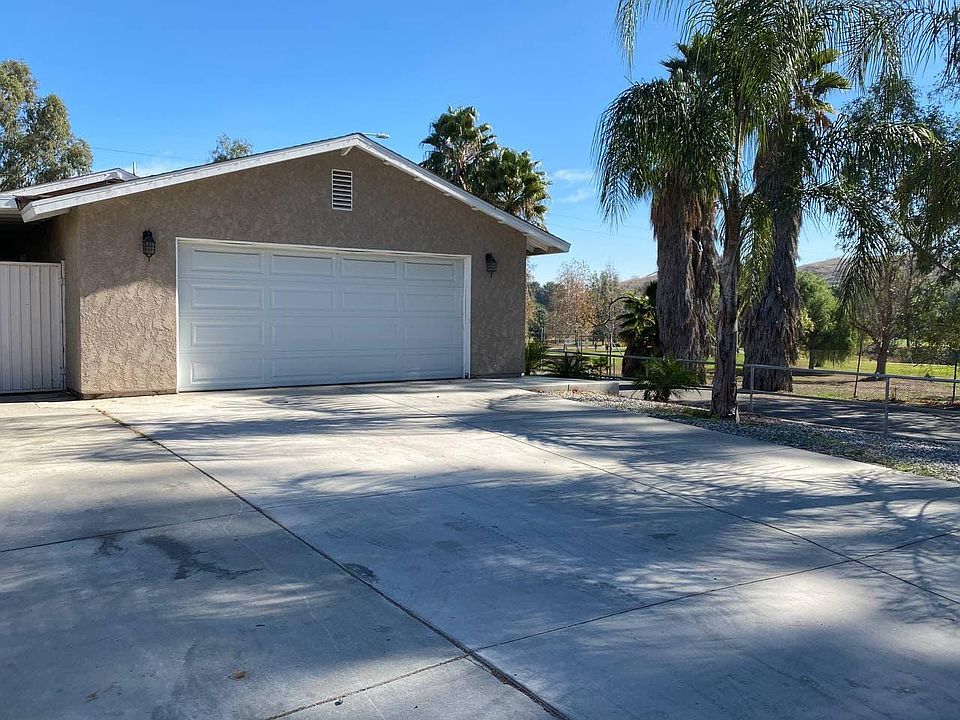 1st image of 15704 Country Club Dr