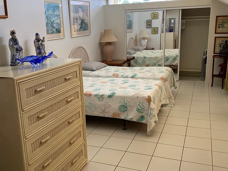 GUEST BEDROOM WITH TWIN BEDS. TILE FLOOR.