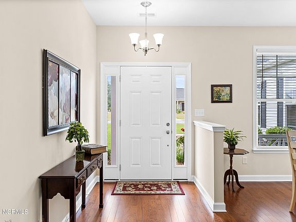 4th image of 8 Edinburgh Drive