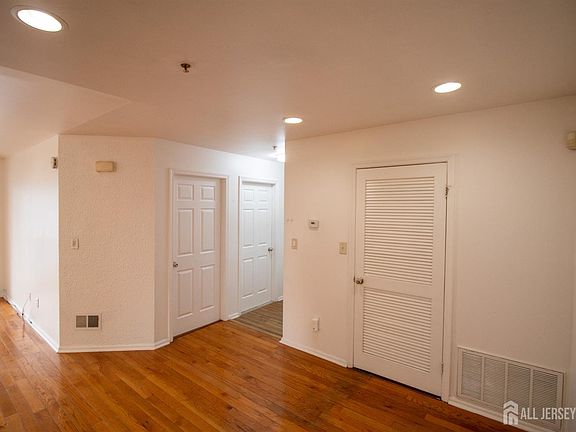 5th image of 1337 Waterford Dr N