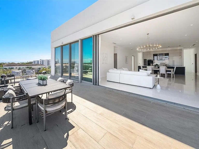 246 NE 6th Ave #PENTHOUSE — Photo 5