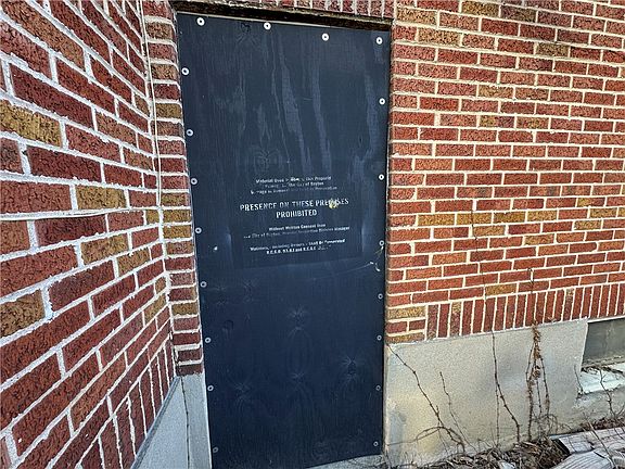5th image of 32 S Plaza Ave