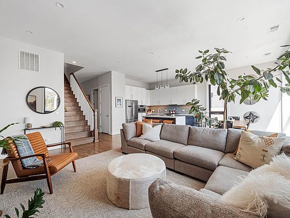 5th image of 3032 W Lyndale St #3E