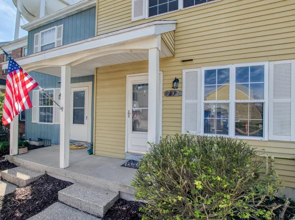 732 Pinckney Ct NW, Comstock Park, MI 49321