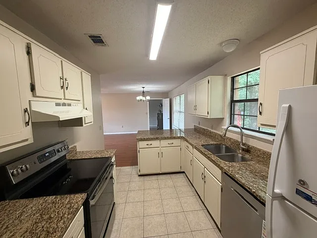 501 E Robinson Ave — Photo 5