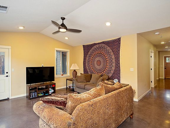 5th image of 1405 Evergreen Ln
