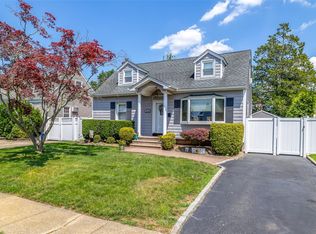2155 Maple St, Wantagh, NY 11793