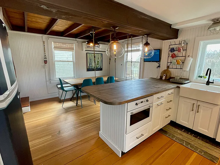 110 Taylor Ave — Photo 3