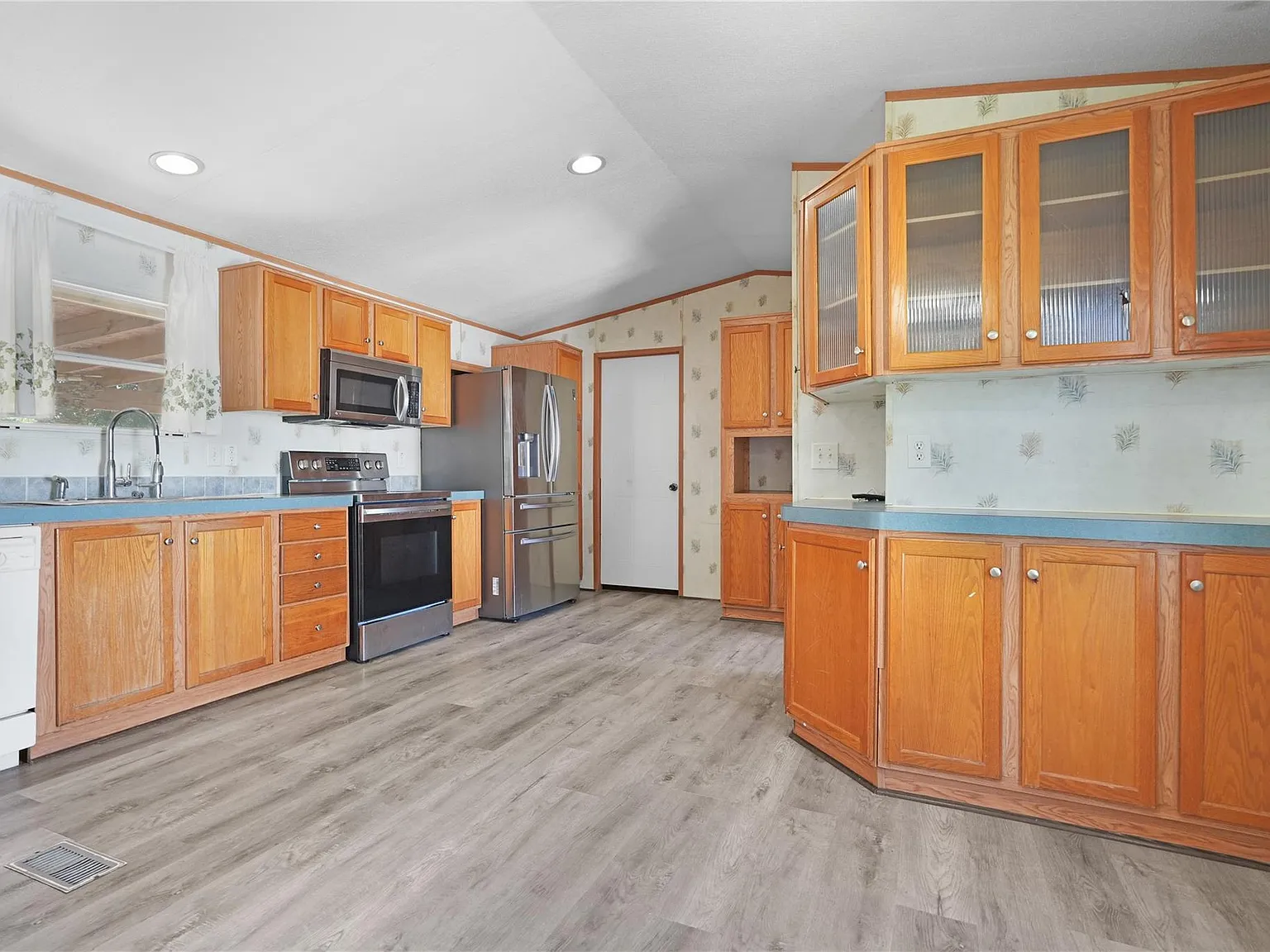 3 bed, 2.0 bath, 1216 sqft, $1,550 — Photo 4