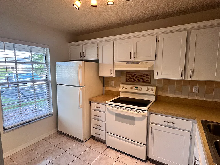 2928 Stilwell Ct — Photo 2