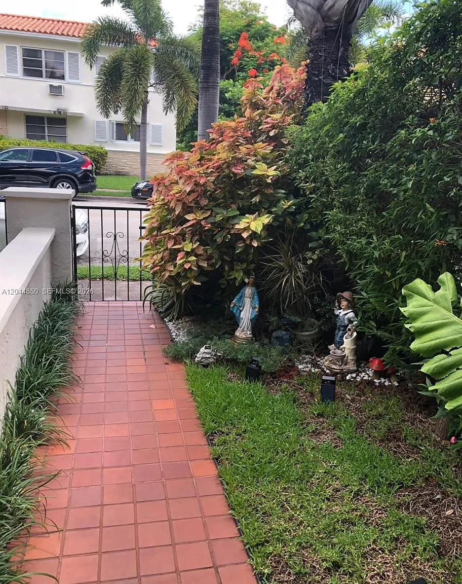 Garden Apartments Condo — Photo 2