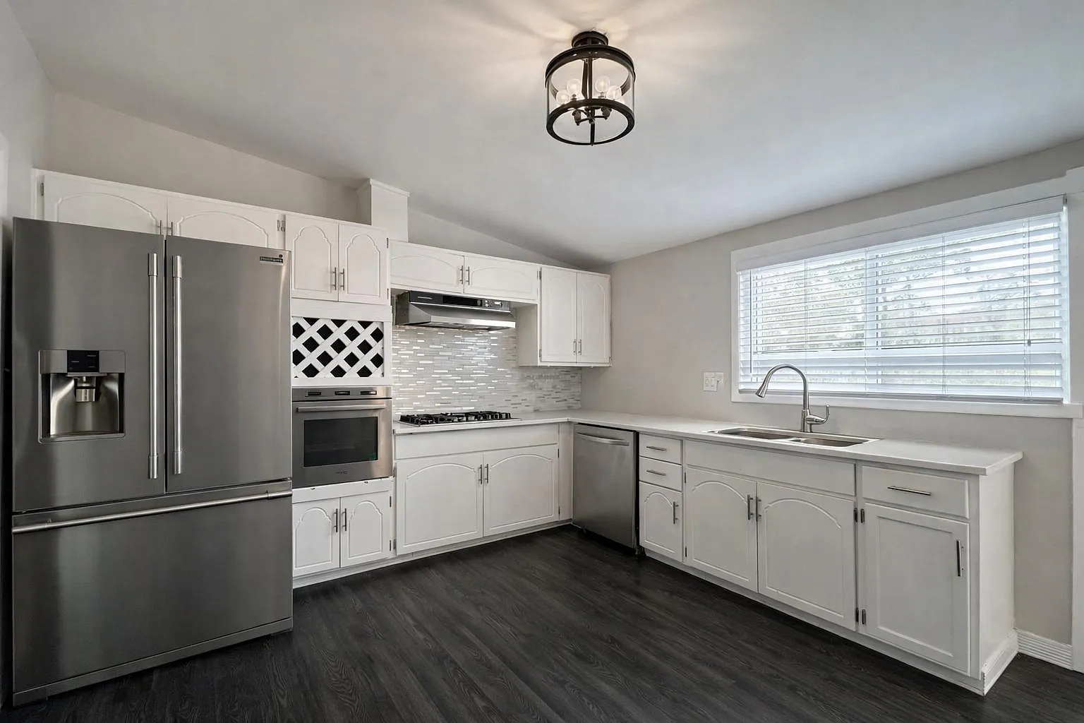 4 bed, 1.0 bath, 2000 sqft, $1,139 — Photo 2