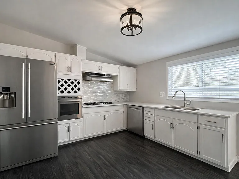 Flagtree Ln — Photo 2
