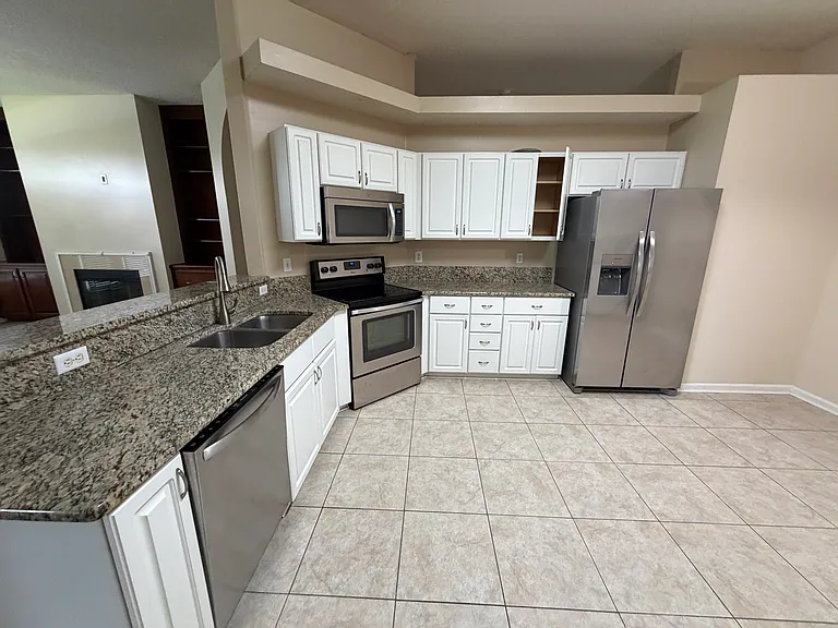 6304 Lake Plantation Dr — Photo 10