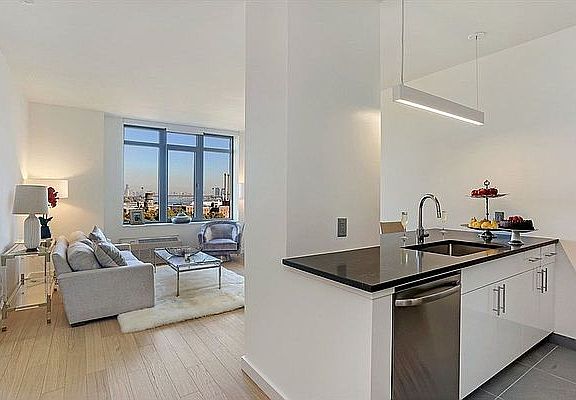 3rd image of 180 Myrtle Ave APT 10C
