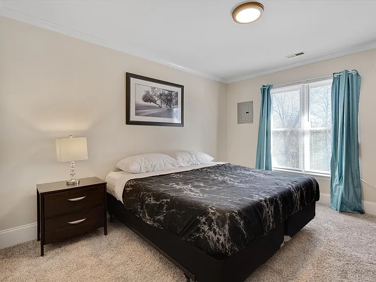 2225 Summit St #4 — Photo 12