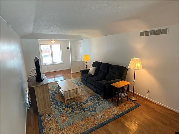 3rd image of 24 Vista View Dr