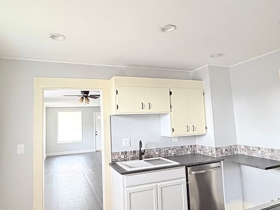 4th image of 2425 State St