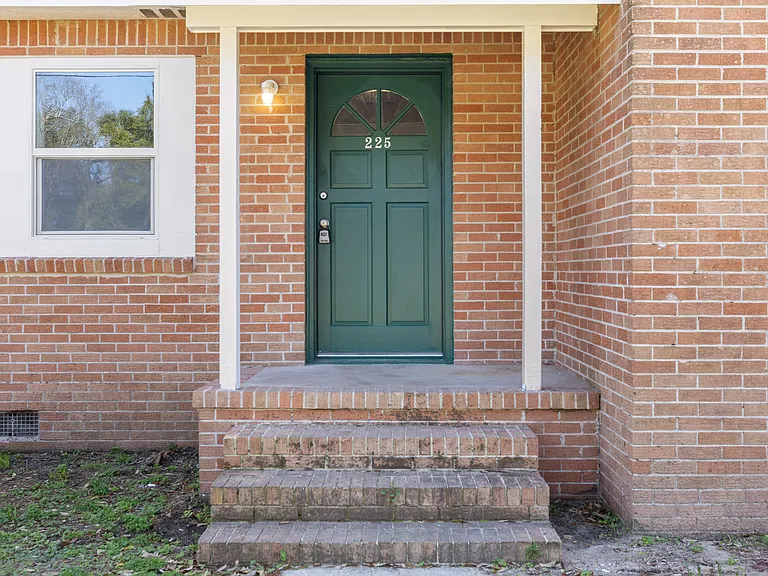 225 Etta St — Photo 3