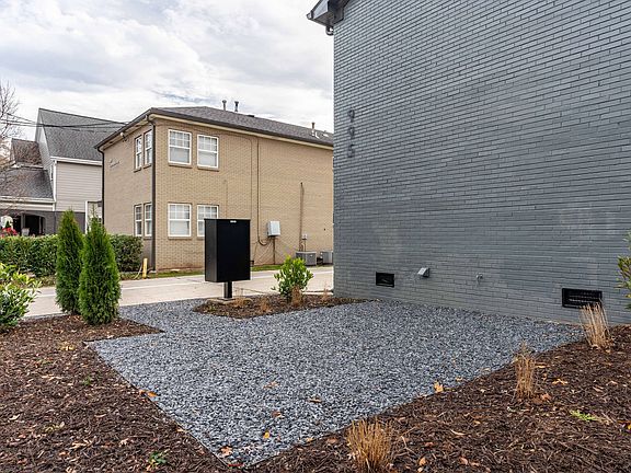 2nd image of 995 Greenwood Ave NE #9
