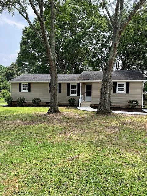 3 bed, 1.5 bath, 1198 sqft, $1,600 — Photo 2
