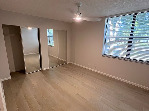 5th image of 955 Egret Cir APT 201