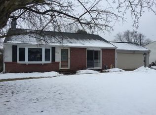 622 Clover Ln, Green Bay, WI 54301