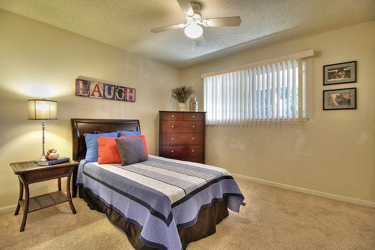 2 bed, 1000 sqft, $3,590 — Photo 1