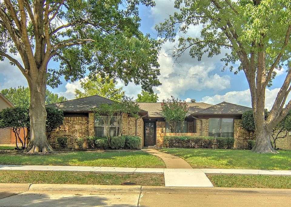 1st image of 821 Sandhurst Dr