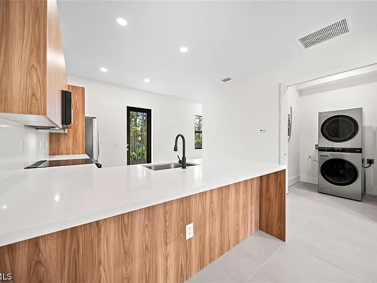 1805 W 10th St — Photo 28