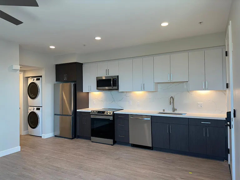 Evoc Hillcrest — Photo 39