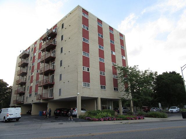 1st image of 1005 Des Plaines Ave #102