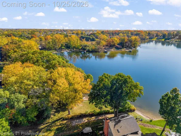 2321 Marwood Dr, Waterford, MI 48328