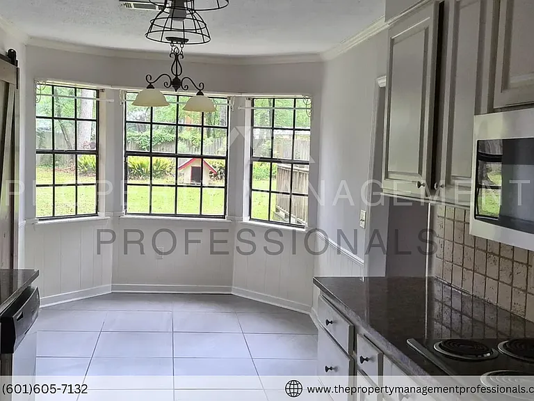 1102 Martin Dr — Photo 6