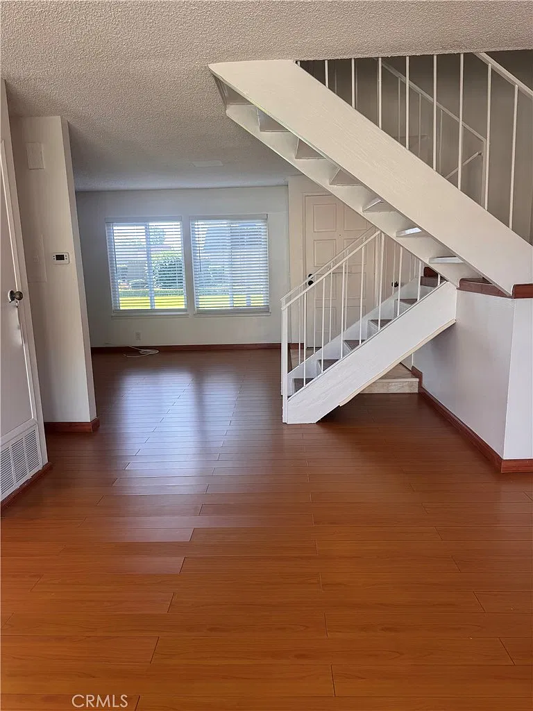 3 bed, 1.5 bath, 1315 sqft, $3,200 — Photo 4