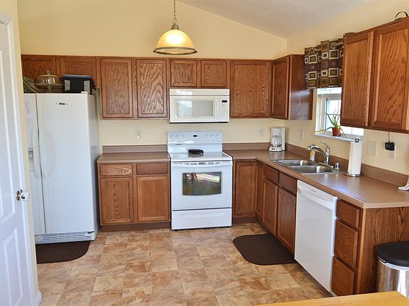 5th image of 630 Badger Ct