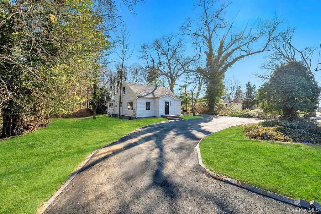 624 Townline Road photo 1