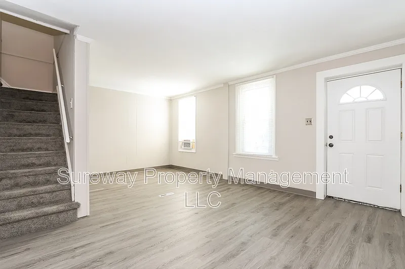 3 bed, 1.0 bath, 1120 sqft, $1,600 — Photo 4