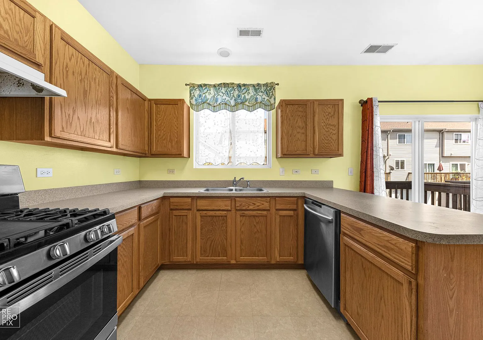 Grayslake Rental! 2 Bedroom 2.5 Bathroom Townhome! Cherry Creek Subdivision! — Photo 3