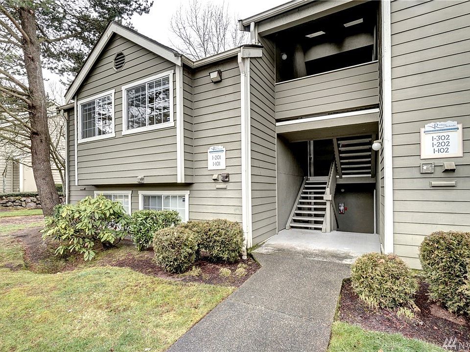 Welcome to this lovely 2 bedroom, 2 bath condo at the well sought after Village at Redondo complex.