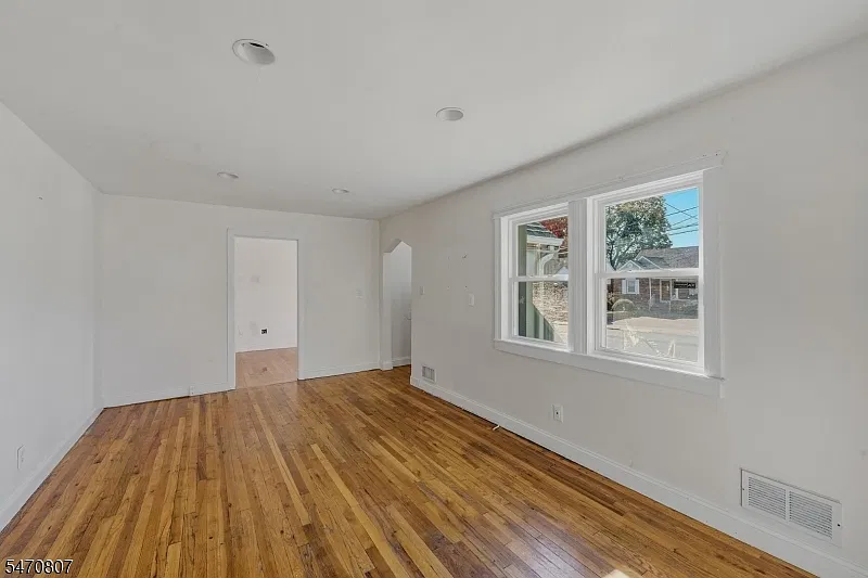 4 bed, 2.0 bath, $3,000 — Photo 3