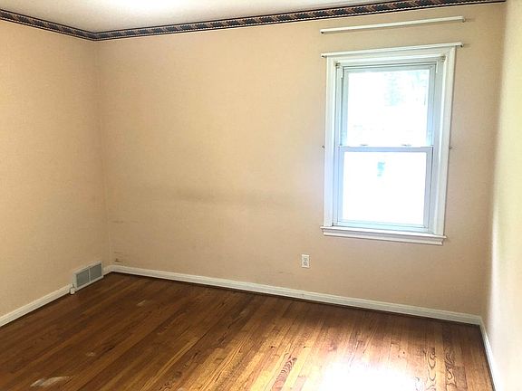 3rd image of 16251 Hubbard St