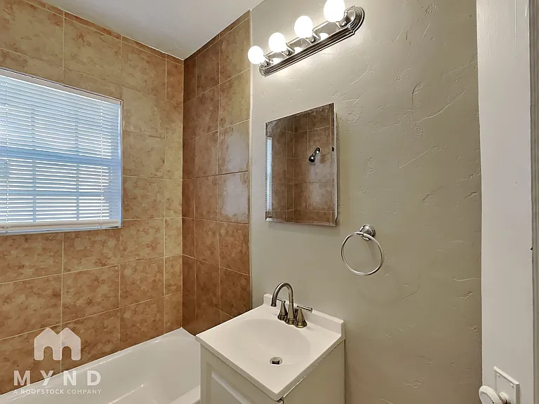 2208 28th St — Photo 11
