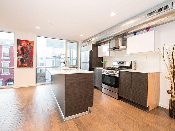 4th image of 1231 N Franklin St