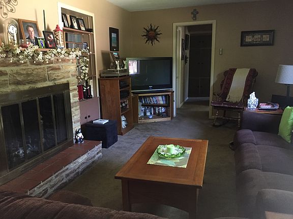 Living Room /Fireplace